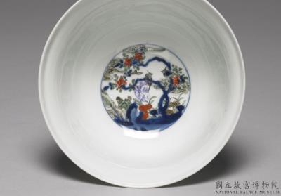 图片[3]-Stem bowl with decoration of flowers and birds in wucai polychrome enamels on a white ground, Qing dynasty (1644-1911)-China Archive